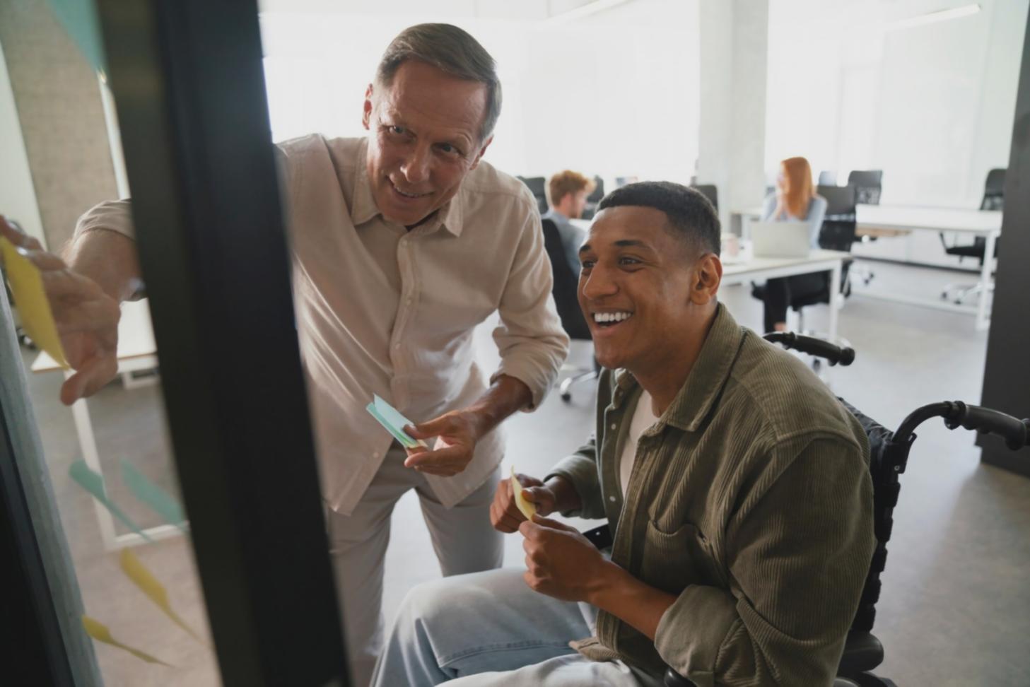 Professionelles Beratungsgespräch in modernem Konferenzraum