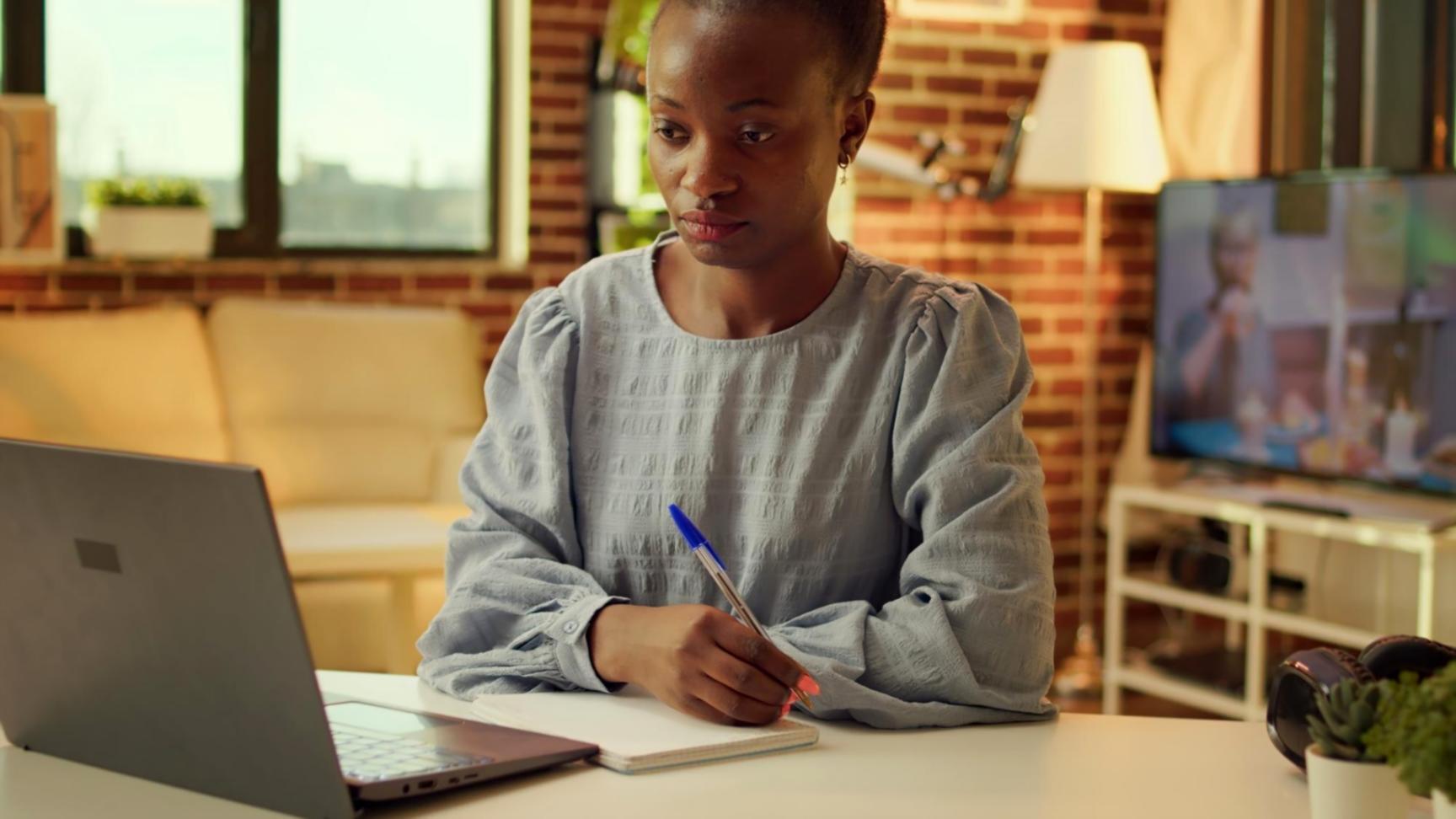 Modernes Bürogebäude mit Glasfassade, das unseren professionellen Arbeitsansatz symbolisiert